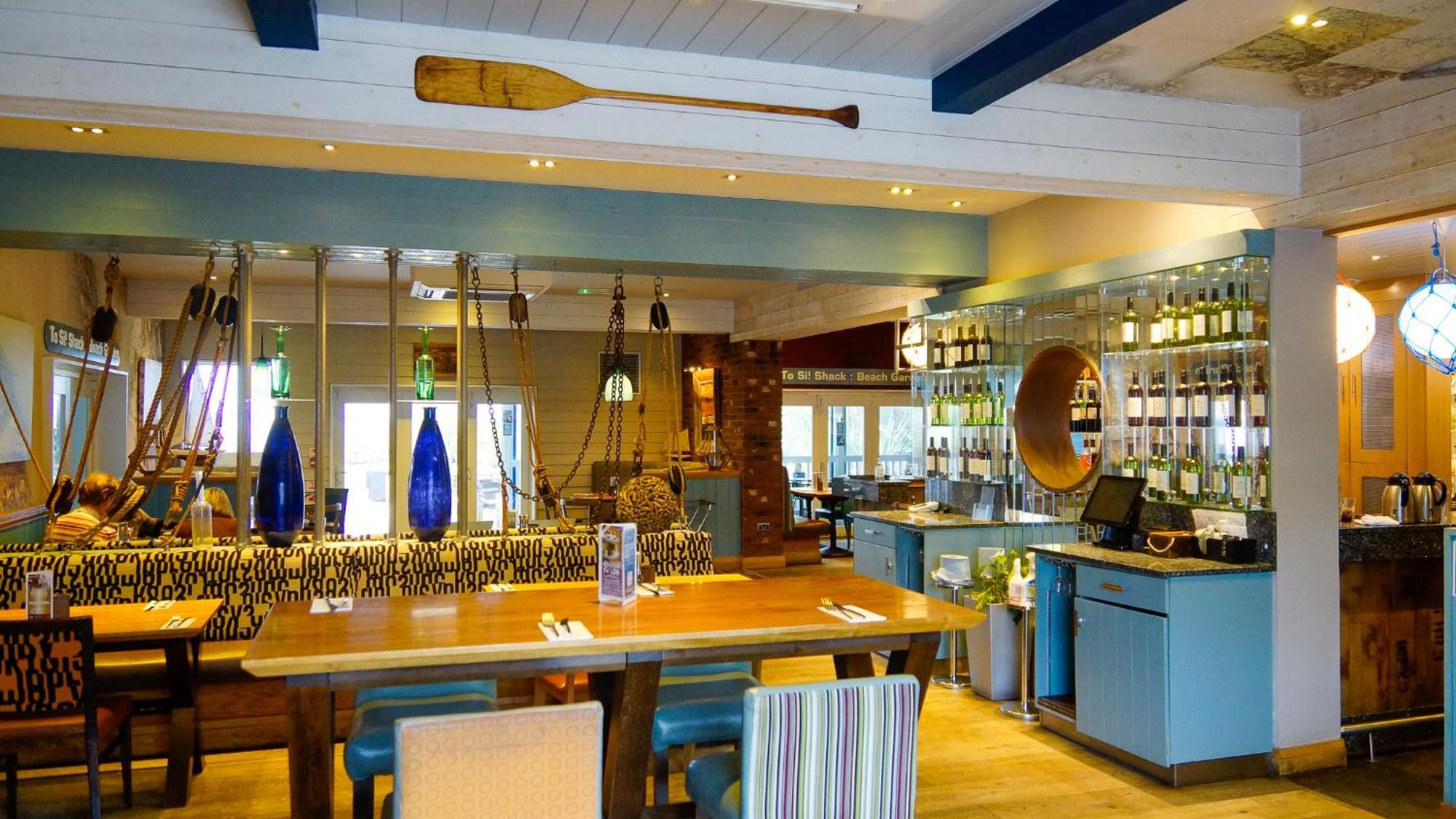 סימיל The Waterside Hotel מראה חיצוני תמונה