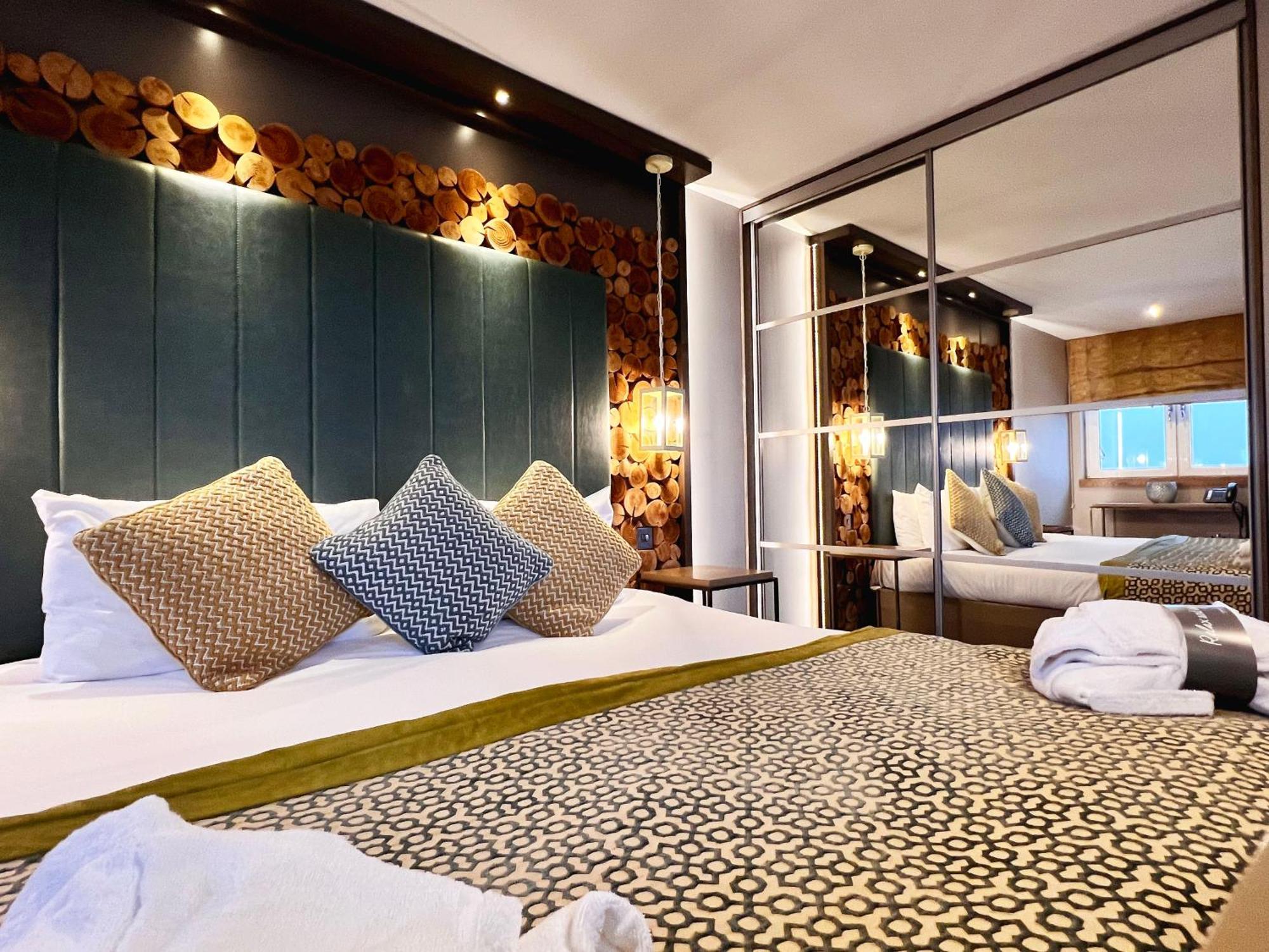 סימיל The Waterside Hotel מראה חיצוני תמונה