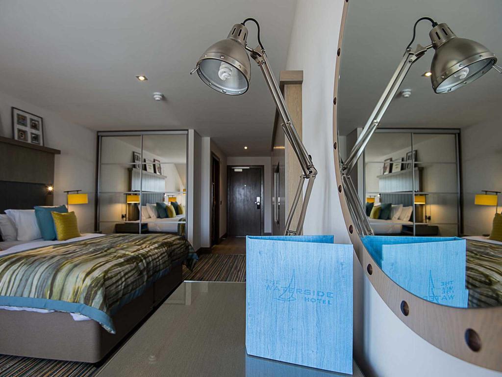 סימיל The Waterside Hotel מראה חיצוני תמונה