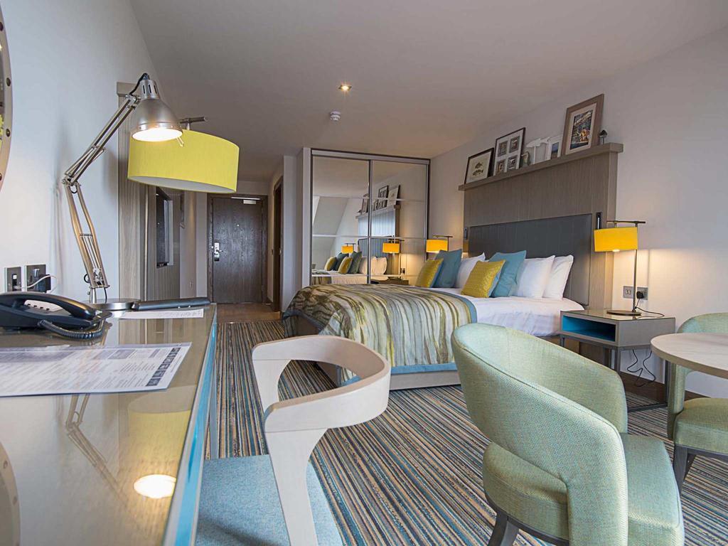 סימיל The Waterside Hotel מראה חיצוני תמונה