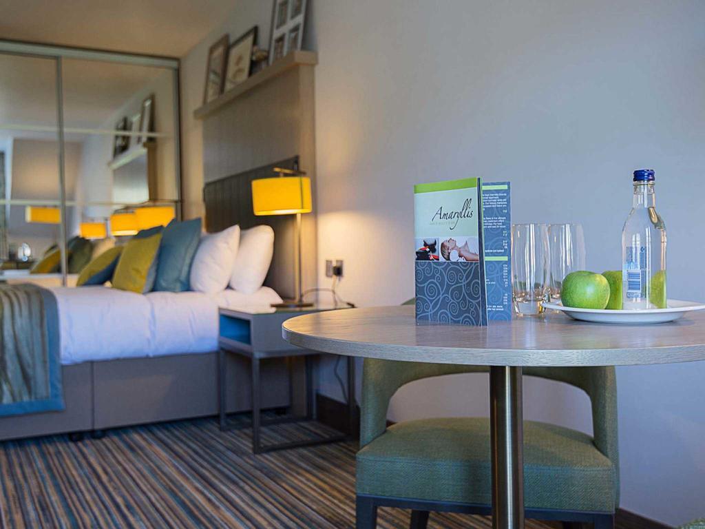 סימיל The Waterside Hotel מראה חיצוני תמונה