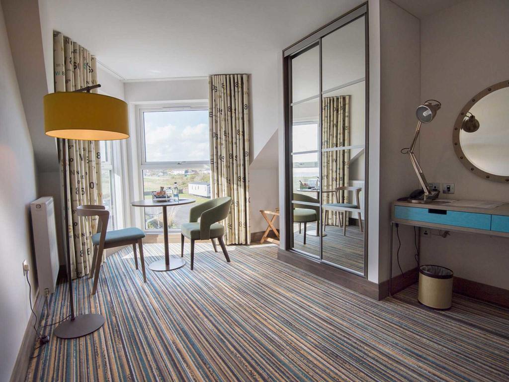 סימיל The Waterside Hotel מראה חיצוני תמונה