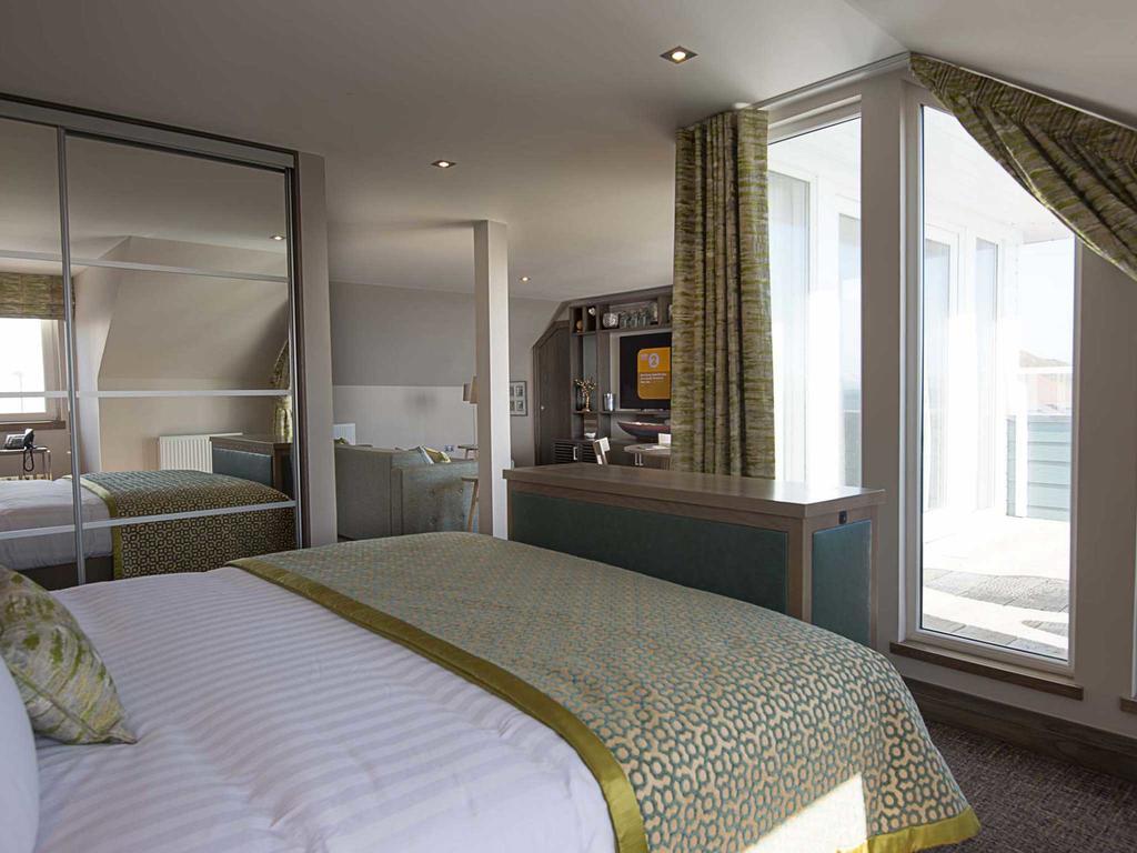 סימיל The Waterside Hotel מראה חיצוני תמונה