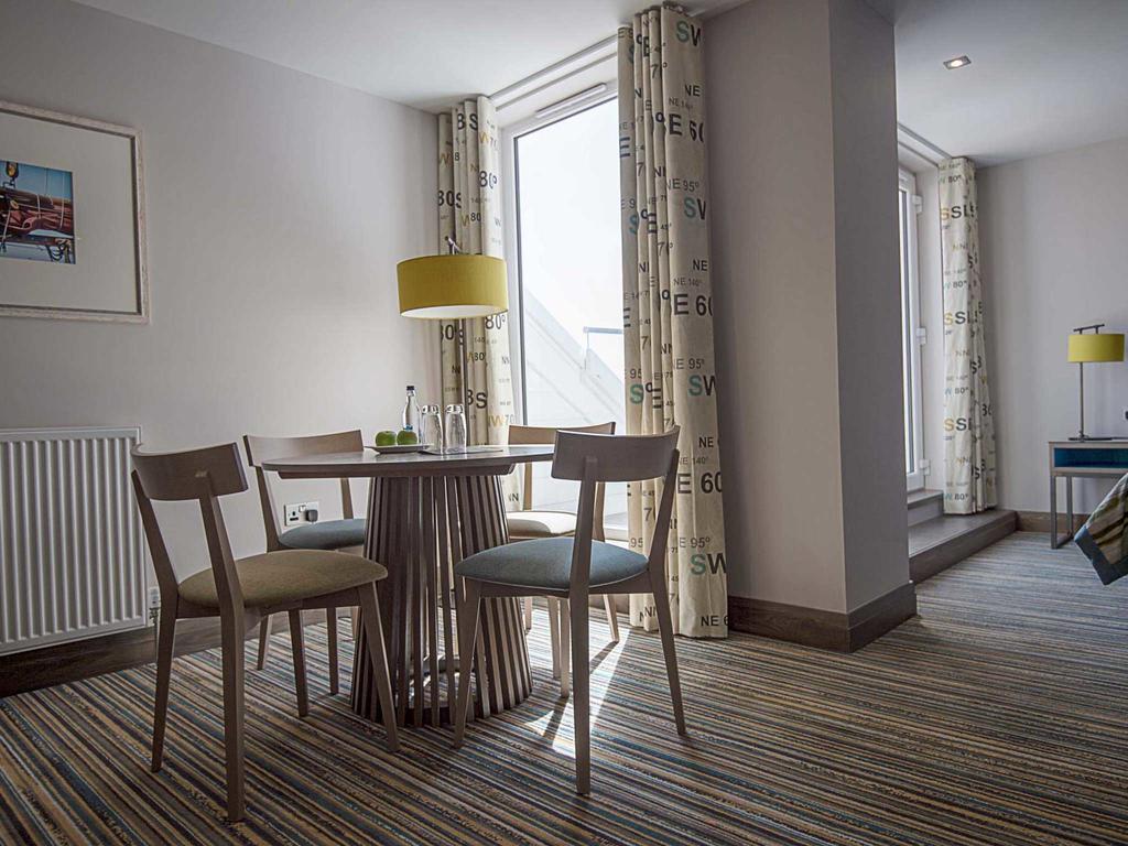 סימיל The Waterside Hotel מראה חיצוני תמונה