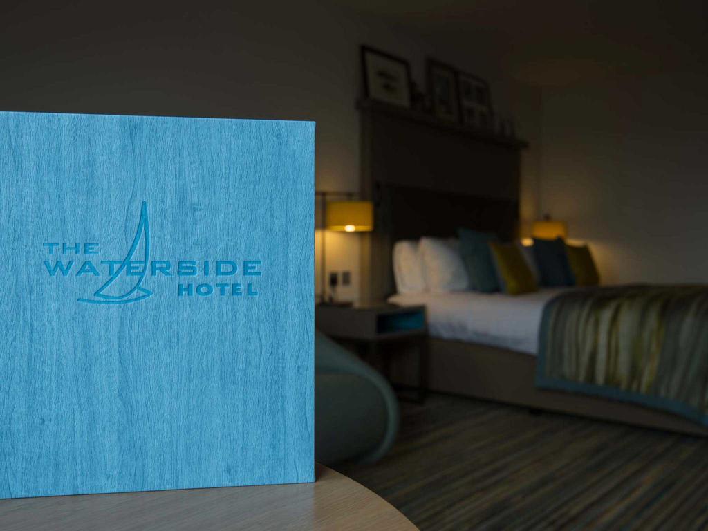 סימיל The Waterside Hotel מראה חיצוני תמונה