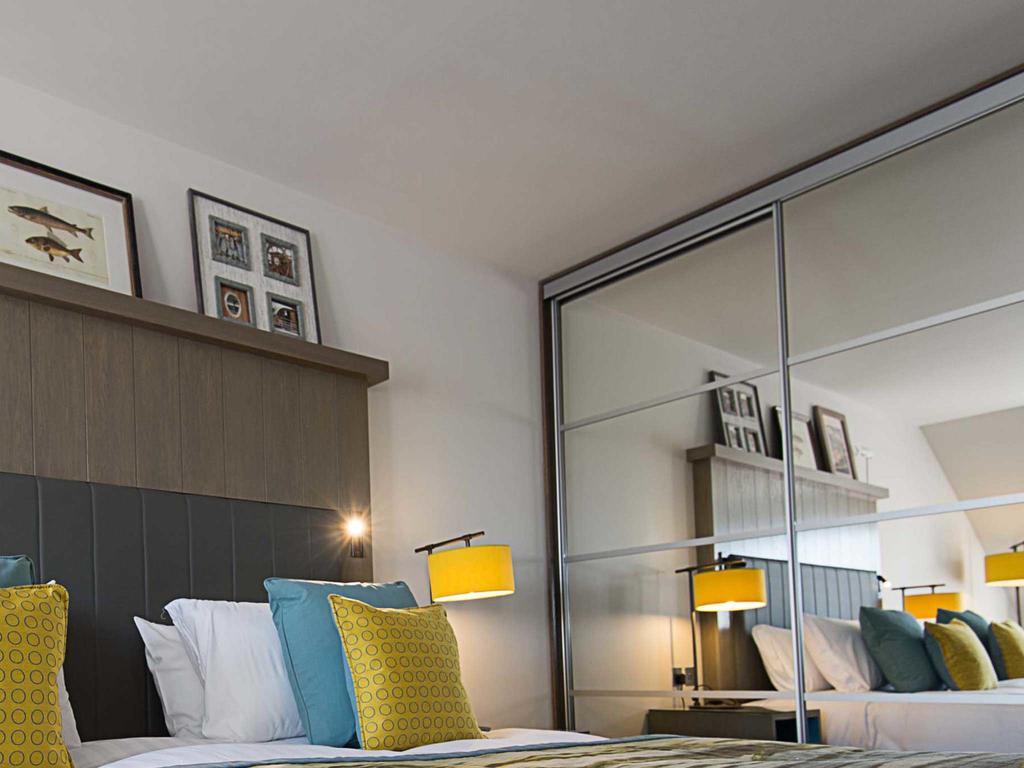 סימיל The Waterside Hotel מראה חיצוני תמונה