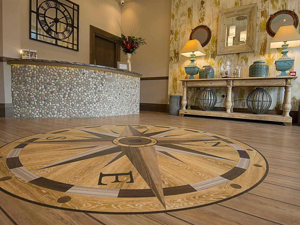סימיל The Waterside Hotel מראה חיצוני תמונה