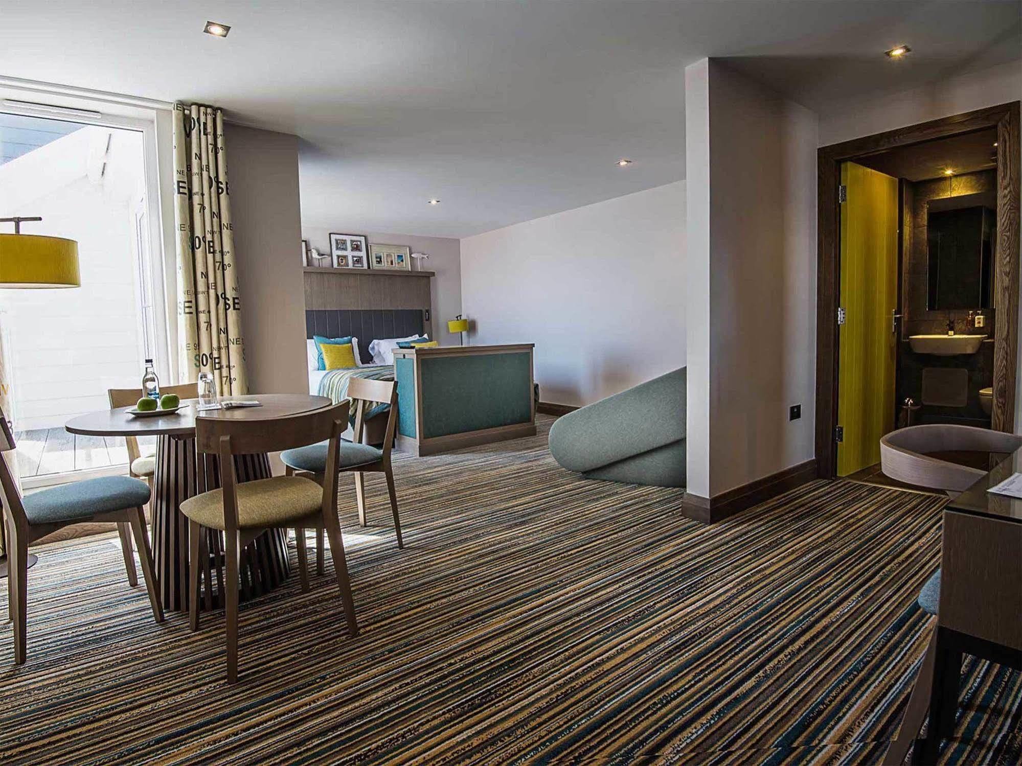 סימיל The Waterside Hotel מראה חיצוני תמונה