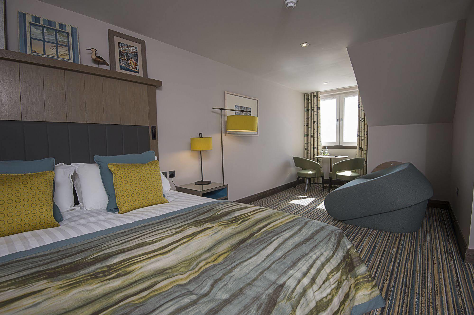 סימיל The Waterside Hotel מראה חיצוני תמונה