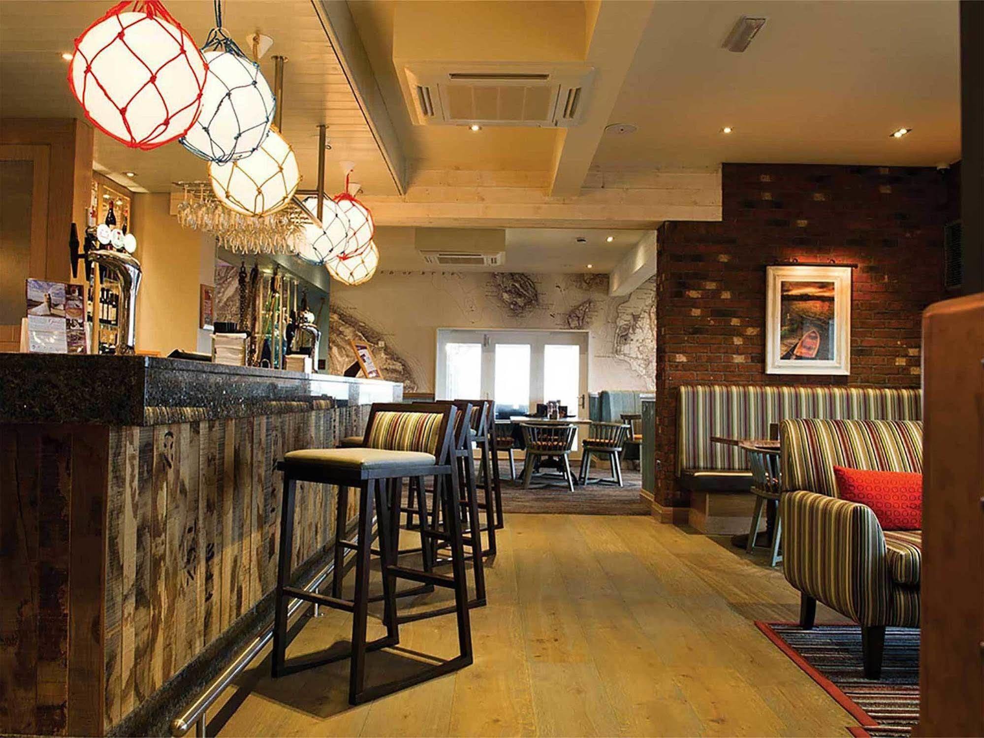 סימיל The Waterside Hotel מראה חיצוני תמונה